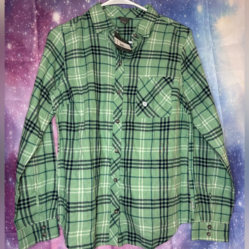 New Eddie Bauer plaid button down shirt 🛍